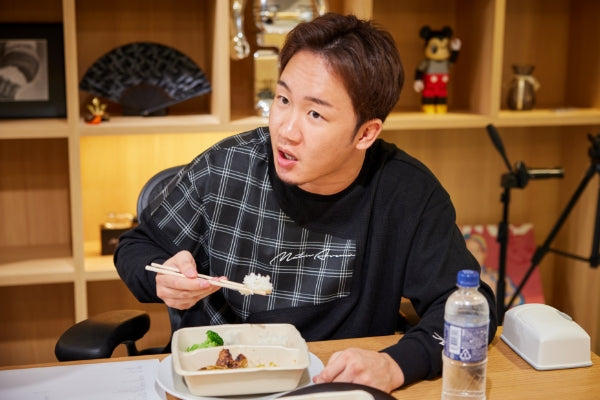 筋肉食堂DELIのコラボ商品を試食している朝倉未来さん