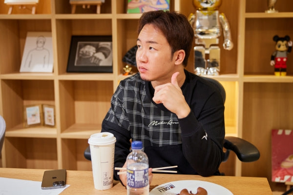 筋肉食堂DELIのコラボドーナツを試食している朝倉未来さん